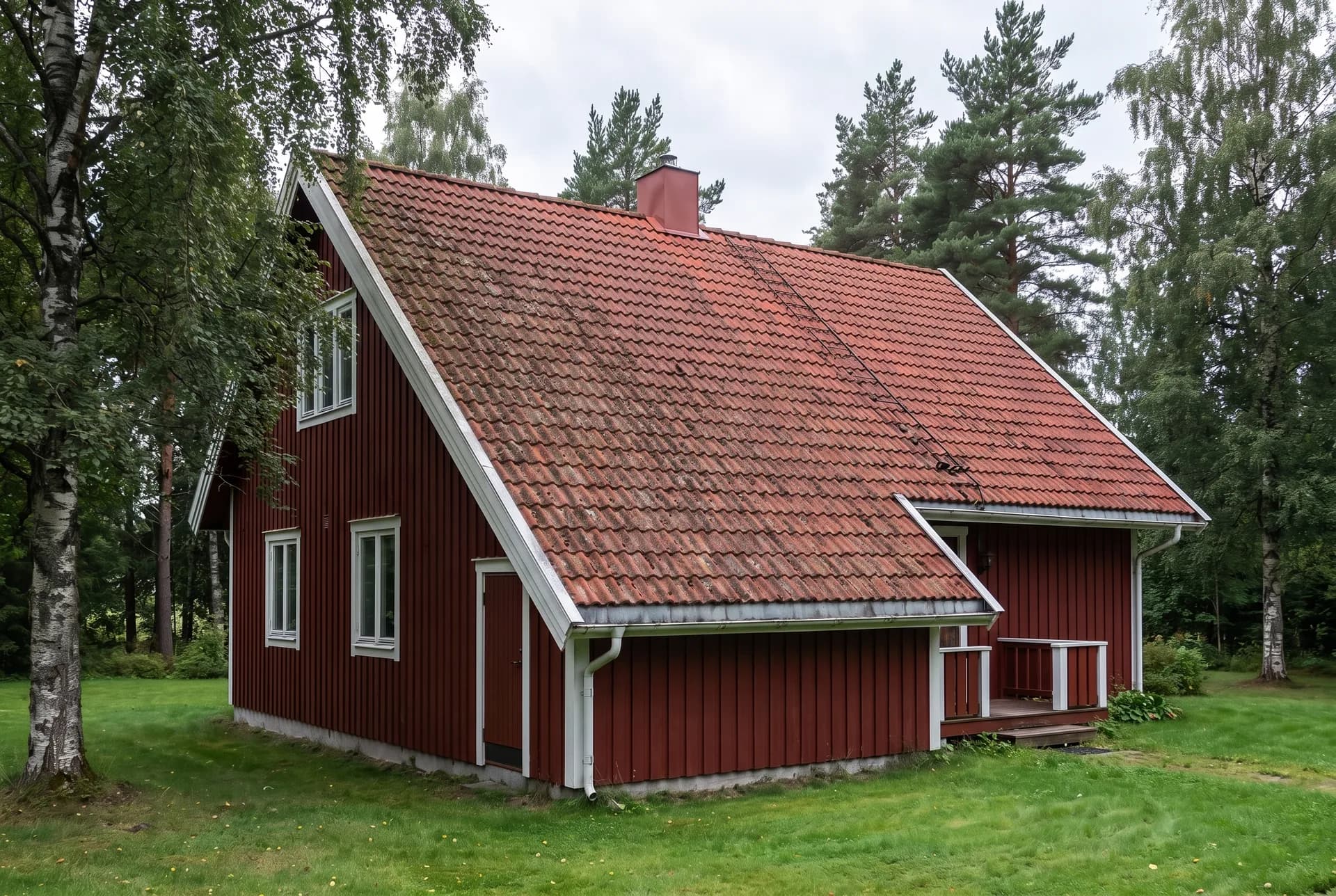 Samme enebolig etter takvask, med taket fritt for mose og alger
